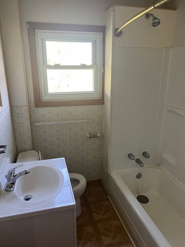 Building Photo - Spacious 2 bedroom house in Penn Hills!!!