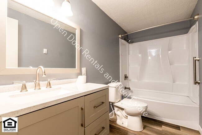 Building Photo - 922-924-926-928 East Avenue