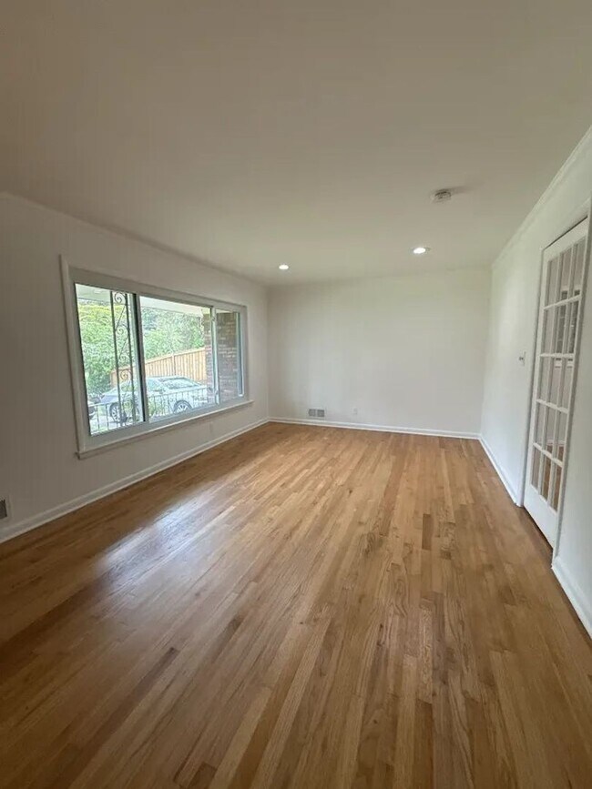 Building Photo - 3 bed 2 bath in Decatur!