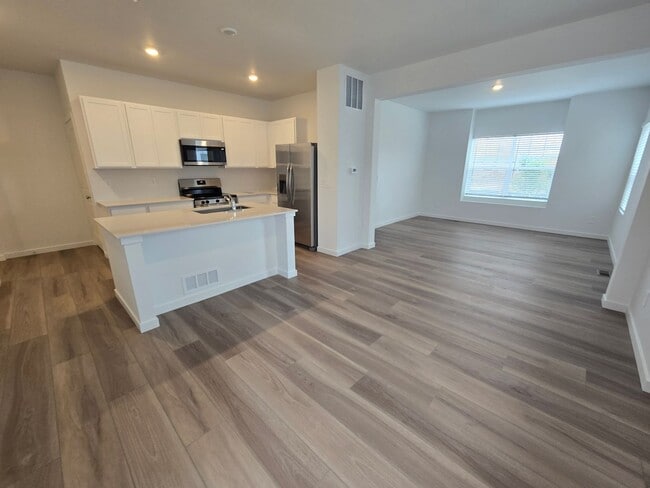 Building Photo - Brand New Townhome within walking distance to Elementary School
