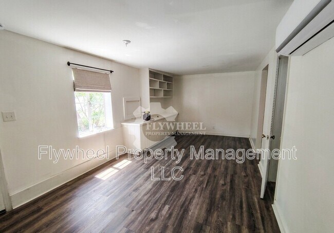 Building Photo - 910 S Crest Rd