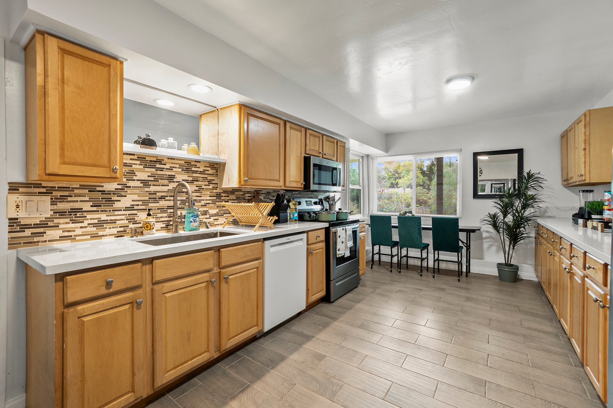 Everything you need to prepare meals, from appliances to condiments. - 4989 Randlett Dr