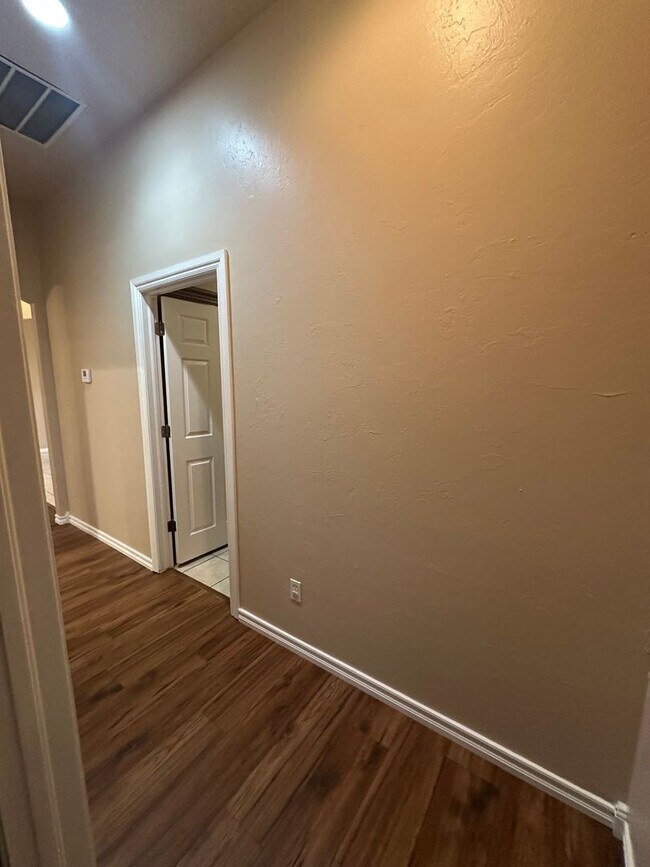 Building Photo - 2504 Thomas Dr