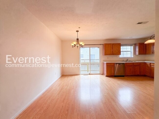 Building Photo - 3 Bed/2 Bath Townhome with Garage / Pet-Friendly / Vouchers Accepted / Available Now!