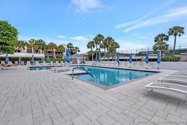 Building Photo - 2707 N Ocean Blvd