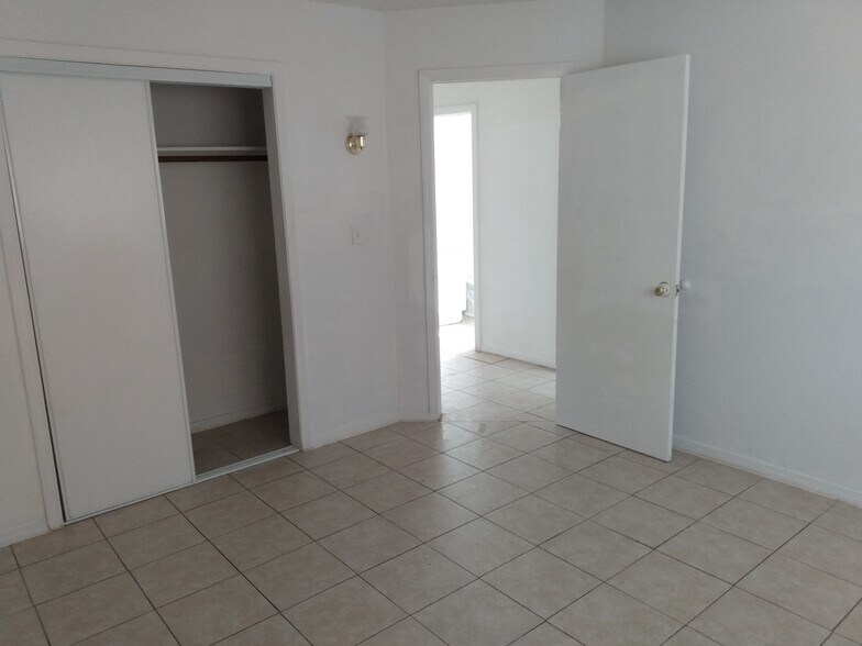 Building Photo - 3720 E Clay Ave