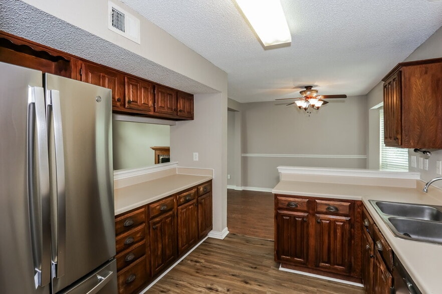 Building Photo - 511 Rosewood Ln