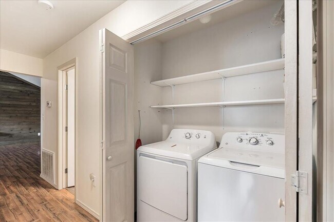 Building Photo - 408 Breezing Ln