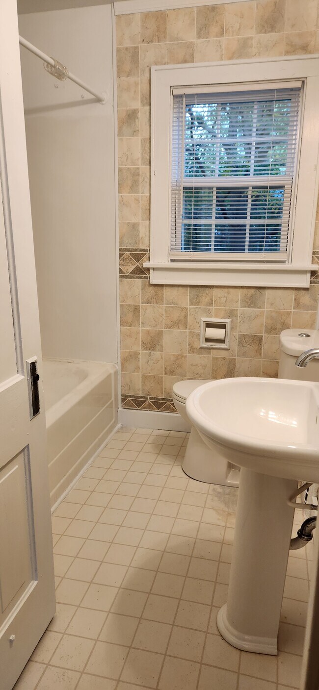 Full bathroom - 2101 Ellis St