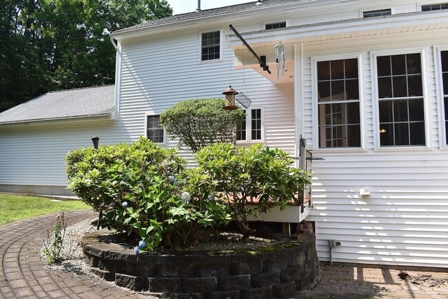 Building Photo - 51 Westview Rd