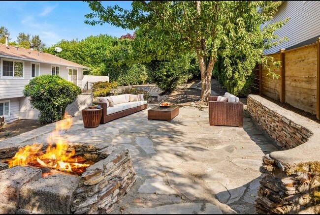 Building Photo - Luxurious home with tasteful updates throu...
