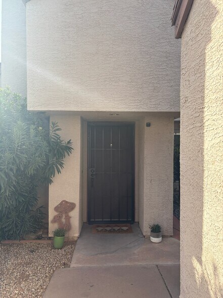 Entrance - 3315 E Kelton Ln