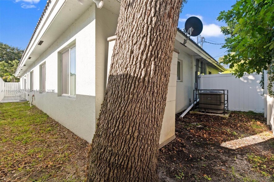 Building Photo - 6035 SW 40th Ct