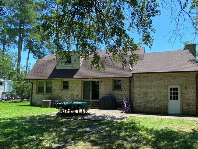 Building Photo - 203 King Richard Ct