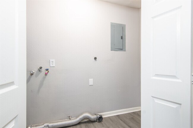 Building Photo - 1702 Athens Dr