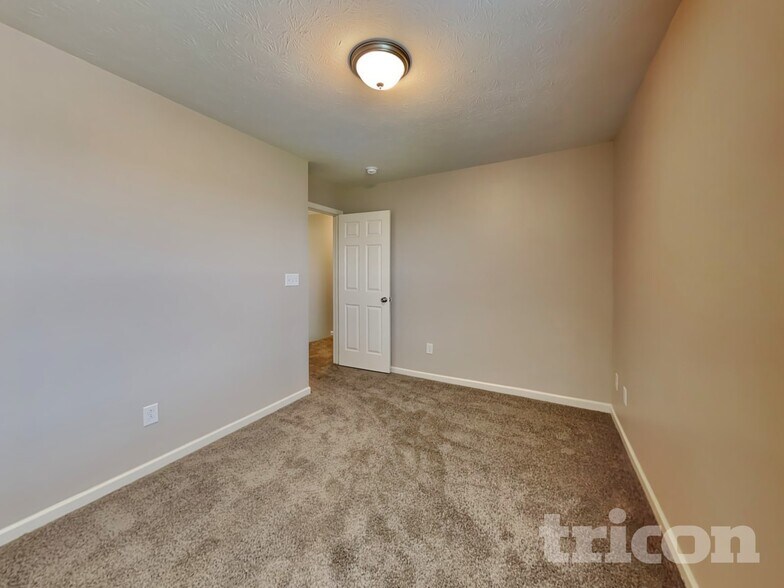 Building Photo - 561 Grassy Bend Dr