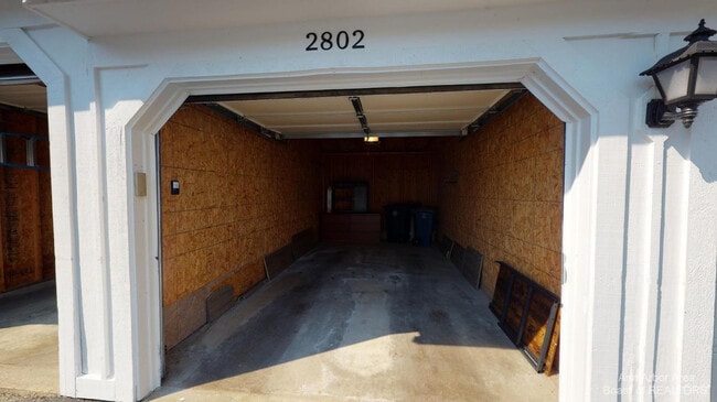 Building Photo - 2802 S Knightsbridge Cir