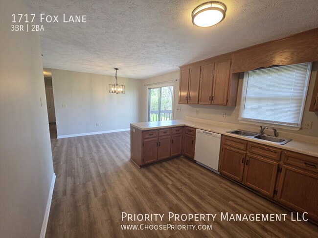 Building Photo - 1717 Fox Ln