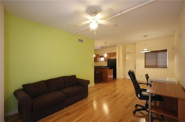 Building Photo - 711 W 26th St