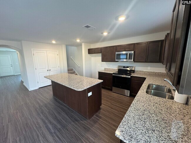 Building Photo - 3052 Hallsdale Dr