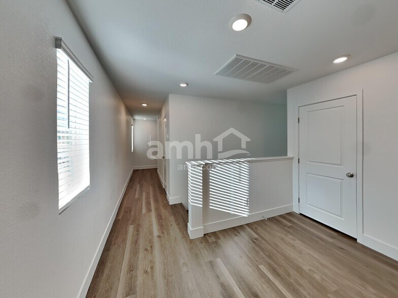 Building Photo - 6449 Marthas Vineyard Ave