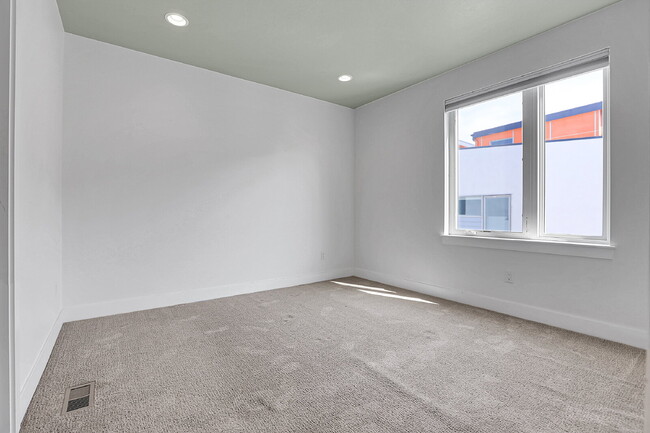 Building Photo - $3,300.00 - 2 Bedroom, 2.5 Bathroom, Rooft...