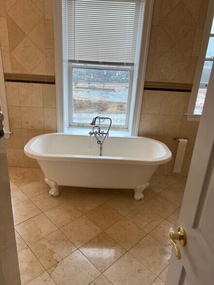 Building Photo - 2101 Bolton St