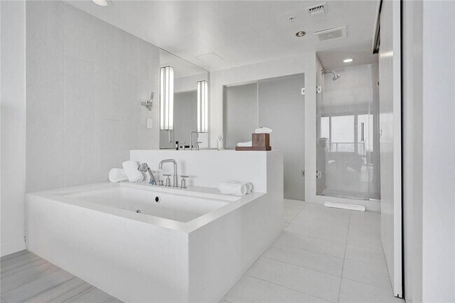 Building Photo - 3101 Bayshore Dr