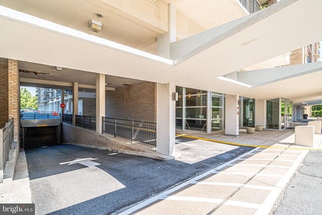 Building Photo - 4600 S Four Mile Run Dr