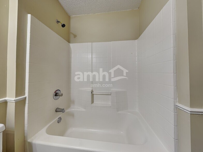 Building Photo - 223 Longleaf Cir