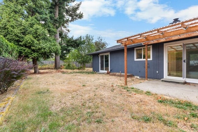 Building Photo - 885 SE Lambert Cir