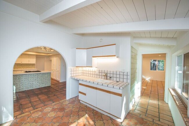 Building Photo - Anaheim Hills