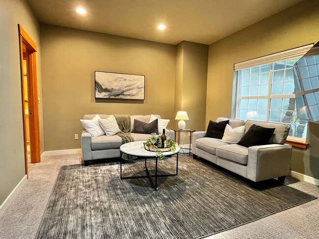 Building Photo - Seabeck Heights Home with Pickle Ball Court!