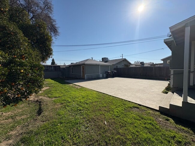 Building Photo - Cozy Home On Spacious Lot near Ballpark coming soon!