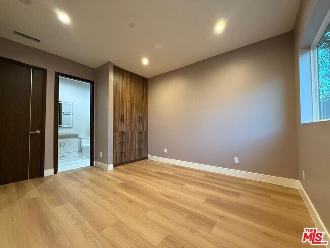 Building Photo - 6530 Varna Ave