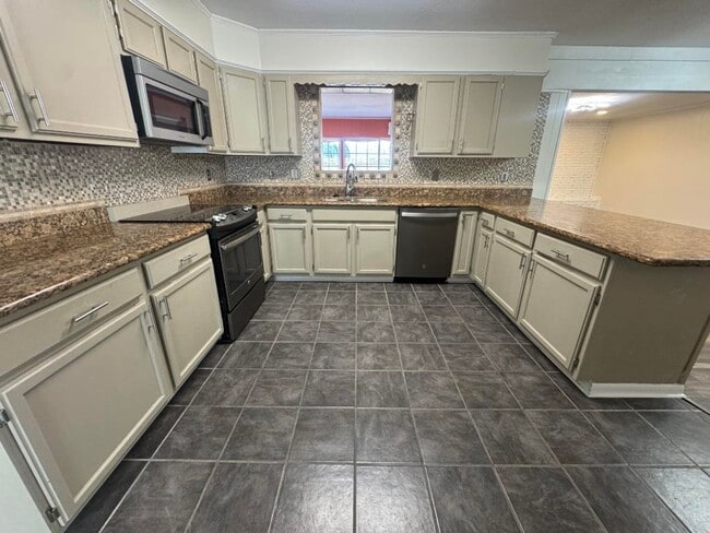 Building Photo - Spacious 3/2 Living in the Heart of Ocean Springs
