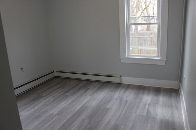 Building Photo - 74 Crescent St