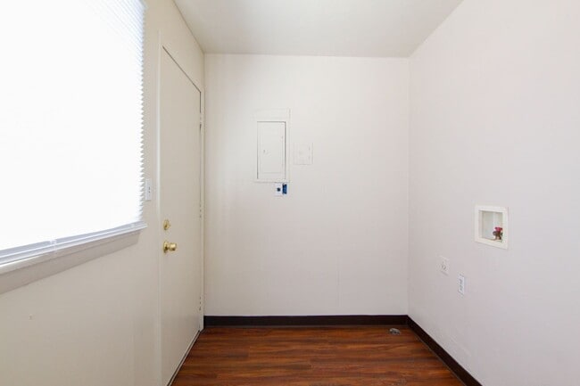 Building Photo - Duplex for Rent in Redding CA | Near Downtown, Laundry Hookups, Yard