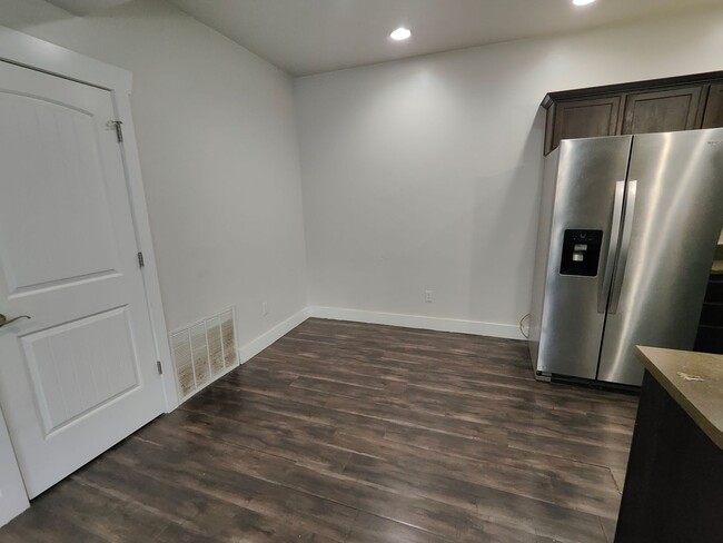 Building Photo - Charming 3-Bed, 2-Bath Condo - Two Weeks F...