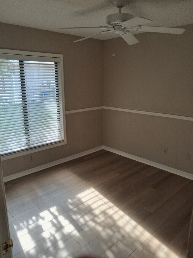 Building Photo - 9117 Regents Park Dr