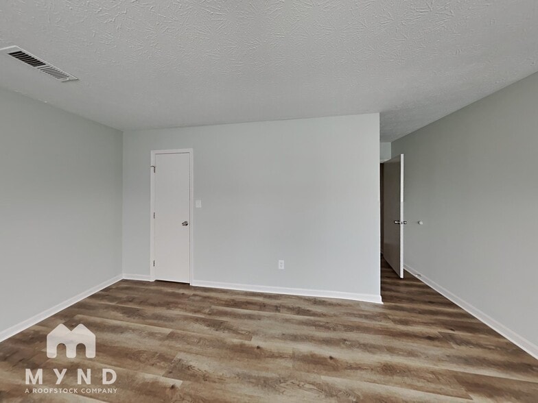 Building Photo - 947 Mainstreet Lake Dr
