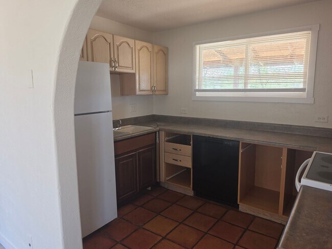 Building Photo - A quaint home offering a convenient location within walking distance to downtown Wickenburg