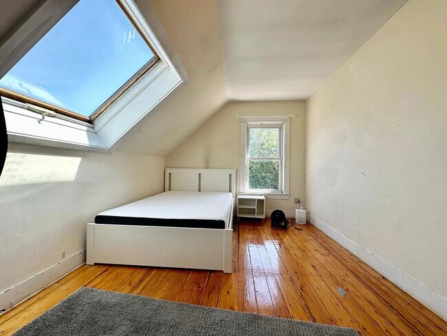 Building Photo - Single-Family House in Allston, In-Unit Laundry, Eat-in Kitchen, Big Bedrooms