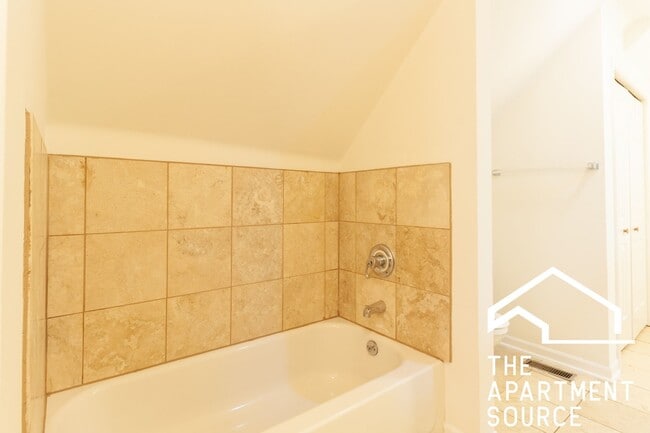 Building Photo - HUGE 3BR/2BA Duplex UP Close to Blue Line  NO SECURITY DEPOSIT!