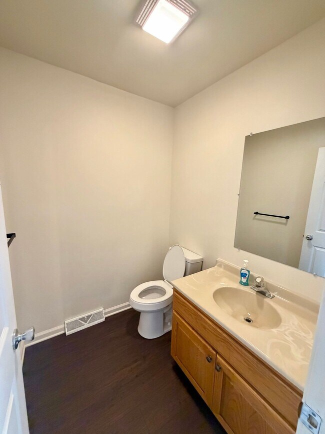 Building Photo - 33 Park View Dr