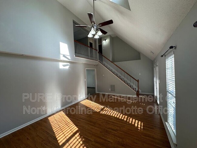 Building Photo - 12115 Landing Green Dr