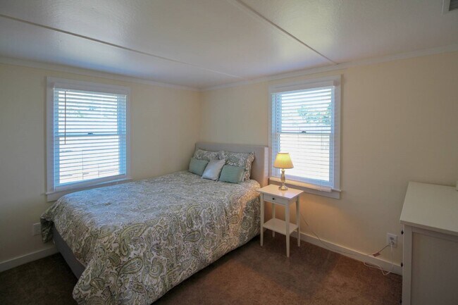 Building Photo - 314 E Montauk Hwy