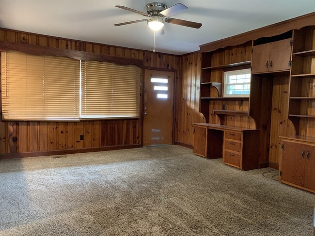 Building Photo - 5421 Pine St