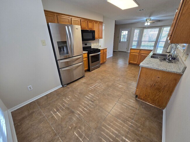 Building Photo - Bryan - 3 Bedroom - 2 Bath home with garag...