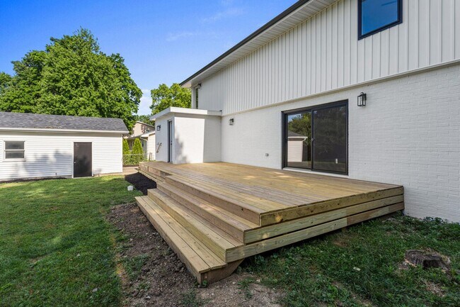 Building Photo - Four bedroom executive rental available now in Champaign's sought after Devonshire neighborhood!